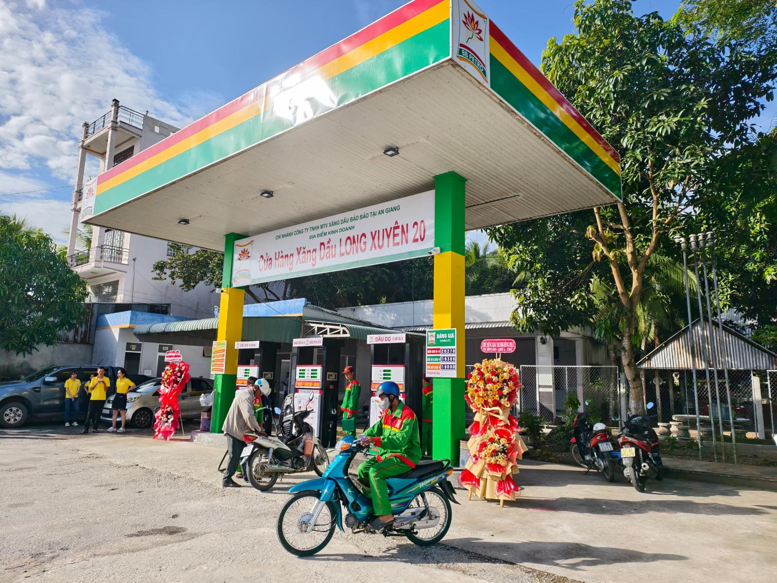 Cửa Hàng Xăng Dầu Long Xuyên 20