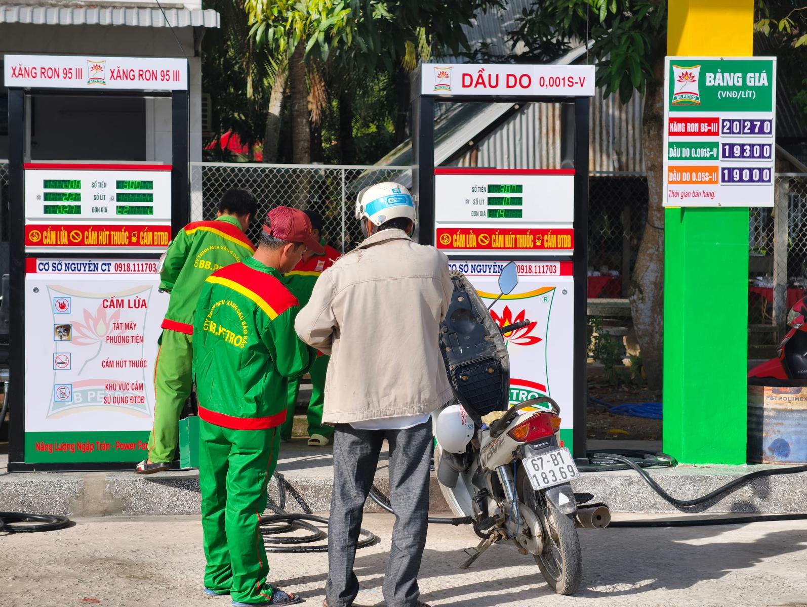 Cửa Hàng Xăng Dầu Long Xuyên 20
