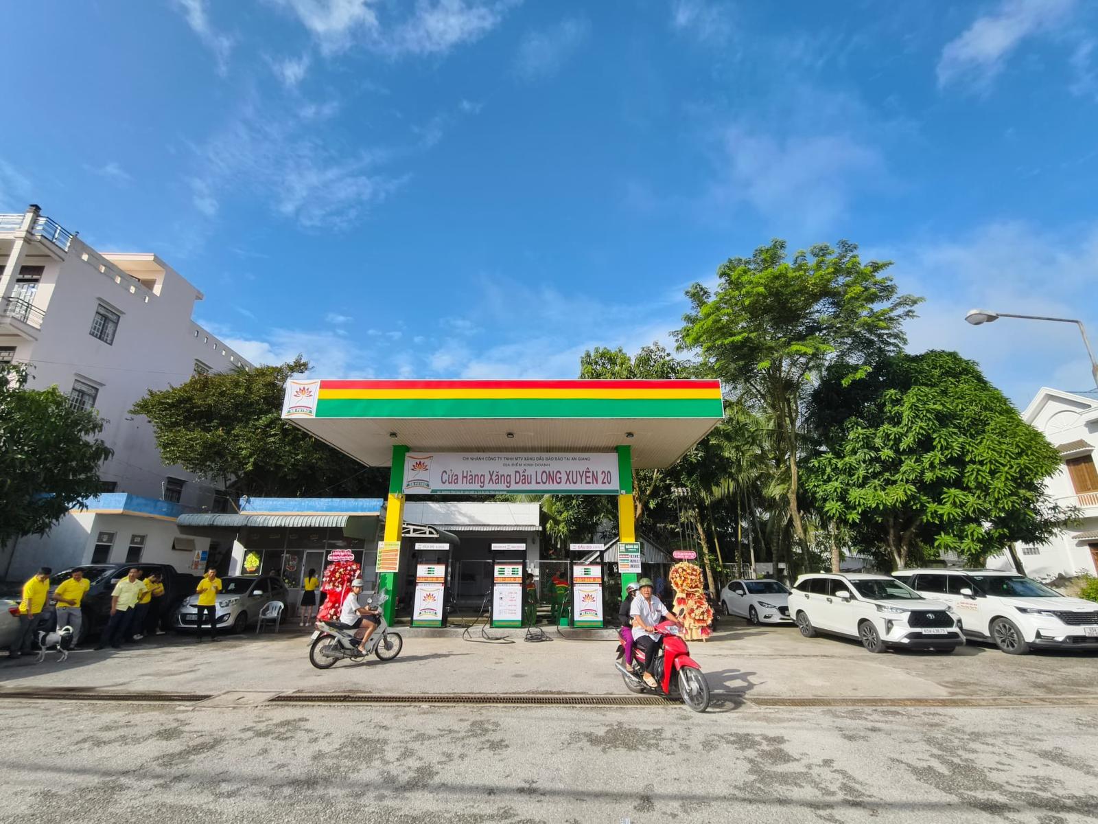 Cửa Hàng Xăng Dầu Long Xuyên 20