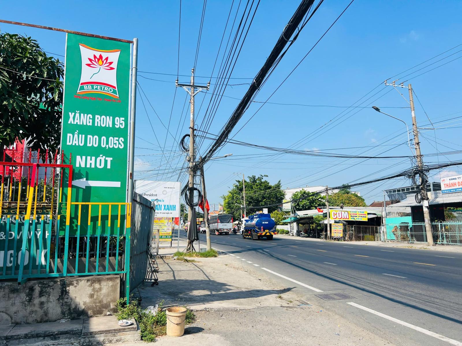 Cửa hàng xăng dầu Long Xuyên 1
