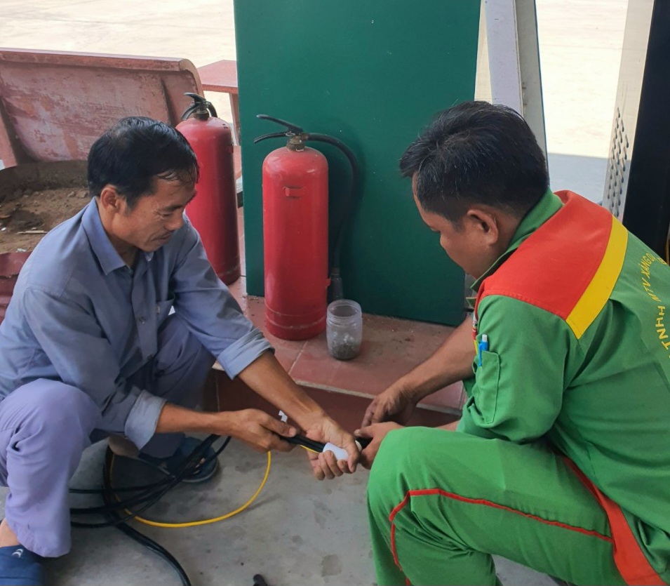 công đoạn đấu nối dây từ trụ bơm đến thiết bị nguồn